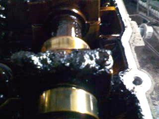Нагар под клапанной крышкой на блоке двигателя